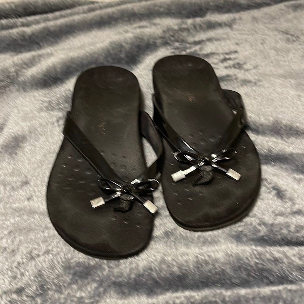 Bow Vionic flip flop